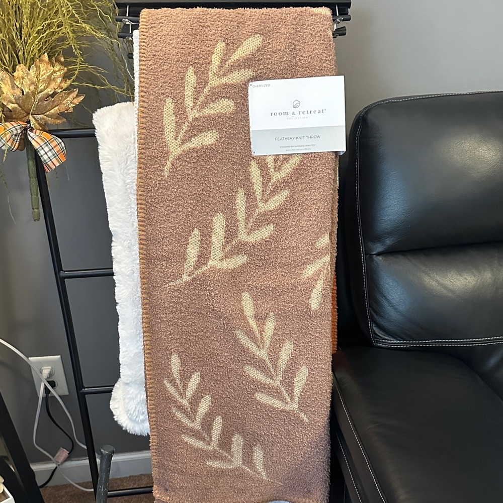 Room a Retreat Leaf Pattern Throw Blanket